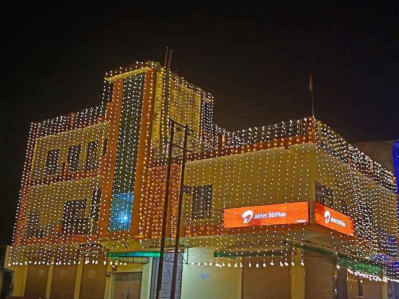 Divyanshi Makeovers, Salon and Academy