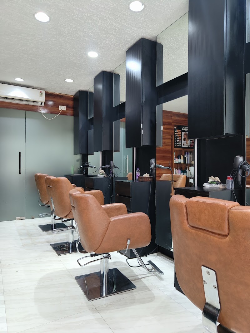 Blonde And Beyond Unisex Salon