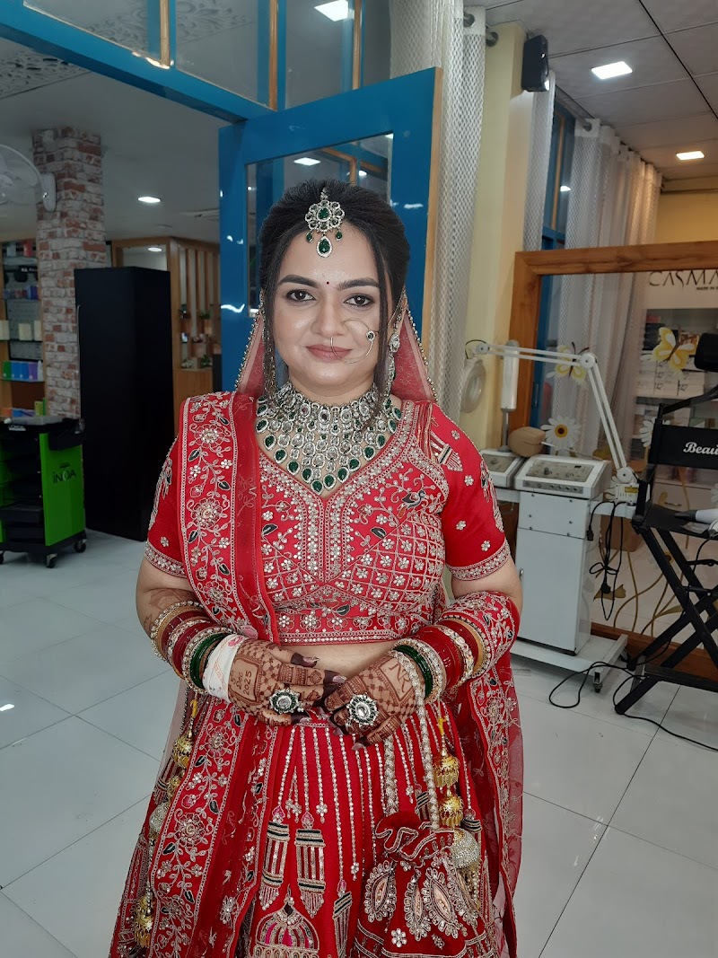 𝗞𝗮𝘃𝗶𝘁𝗮'𝘀 𝗘𝘀𝘀𝗲𝗻𝗰𝗲 𝗠𝗮𝗸𝗲𝗼𝘃𝗲𝗿𝘀 - Unisex Salon in Bhiwani/Best Makeup Artist/Best Salon in Bhiwani